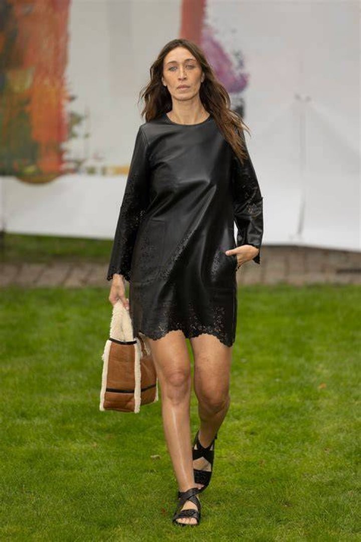 Alana Hadid se lance dans le mannequinat &agrave; 40 ans &agrave; Copenhague "c'est