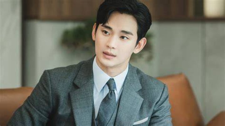 Celebrity Connections: Uncovering Kim Soo Hyun's Inner Circle