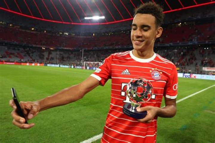 Jamal Musiala wins the &ldquo;Man of The Match&rdquo; award during Bayern&acute;s victory