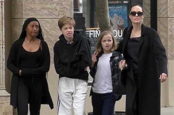 Shiloh, el hijo trans de Angelina Jolie y Brad Pitt, habr&iacute;a comenzado