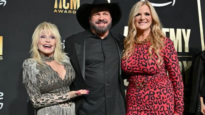Trisha Yearwood and Garth Brooks Perform 'Imagine' At Former First Lady